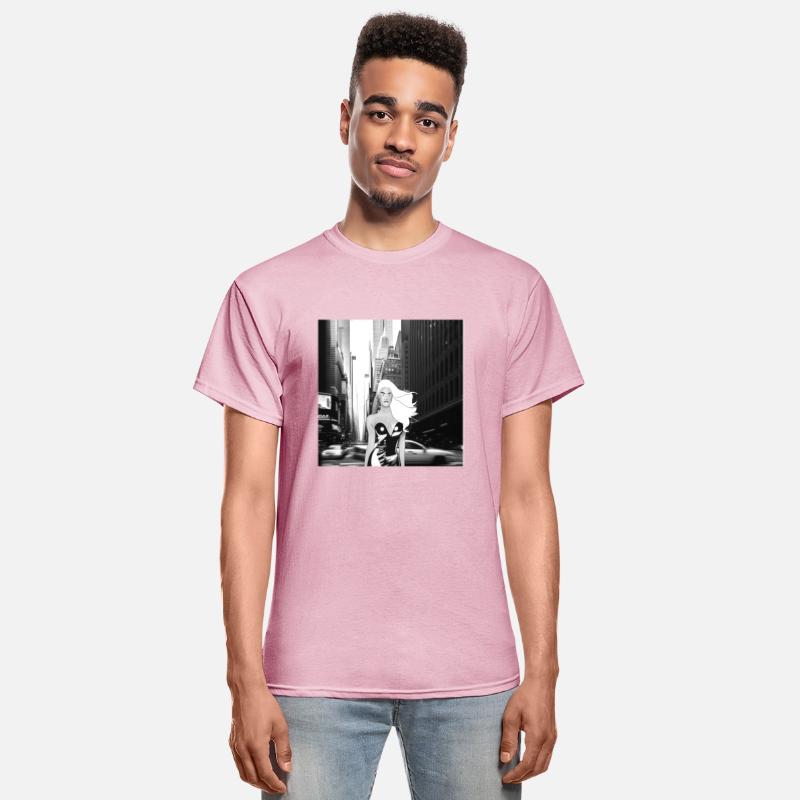 A model walking in the big city (blac n' whit v.)