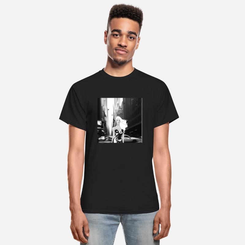 A model walking in the big city (blac n' whit v.)