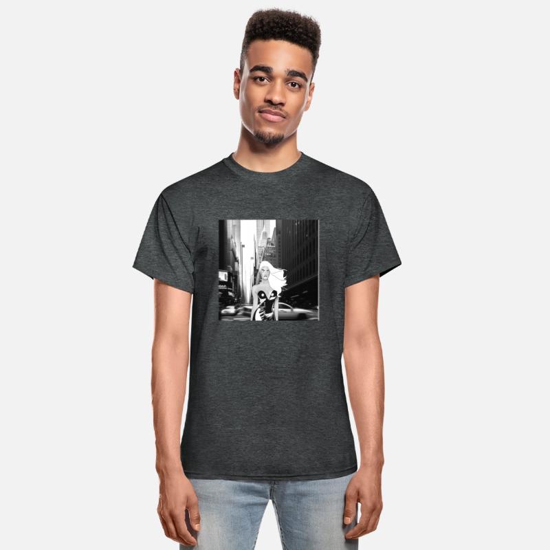 A model walking in the big city (blac n' whit v.)