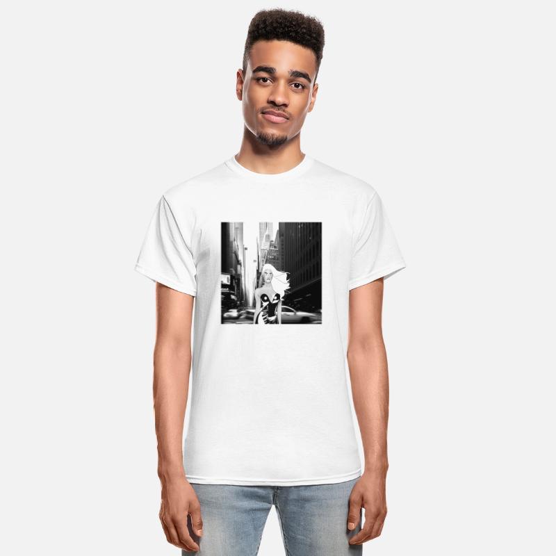 A model walking in the big city (blac n' whit v.)