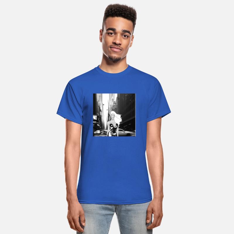A model walking in the big city (blac n' whit v.)