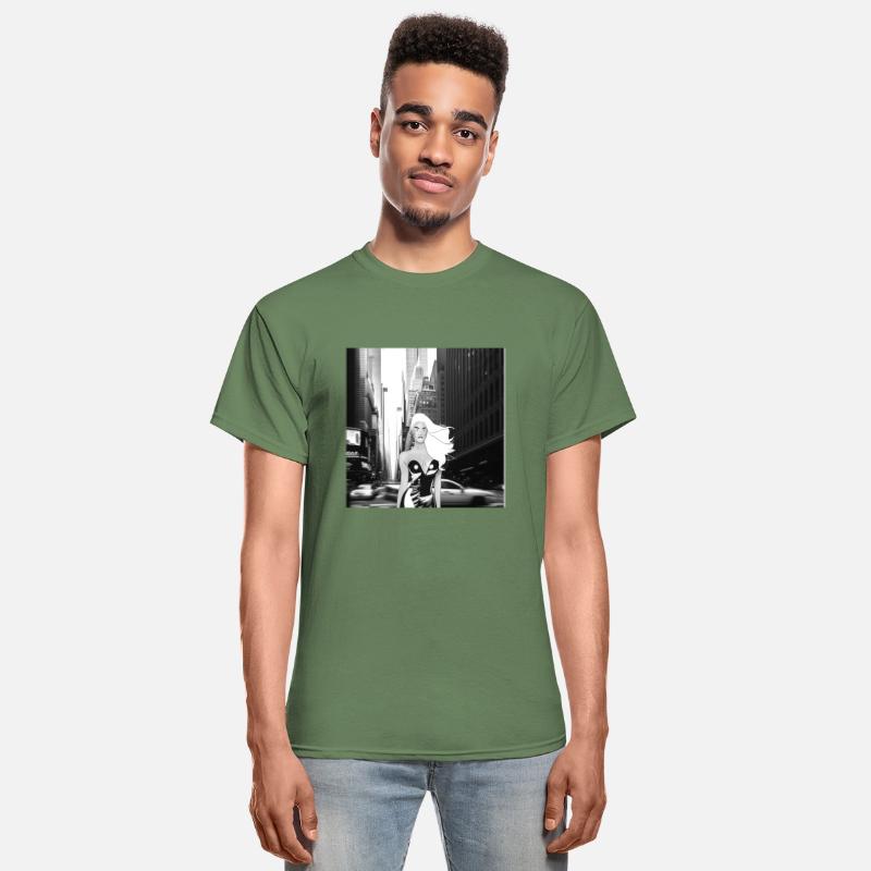 A model walking in the big city (blac n' whit v.)