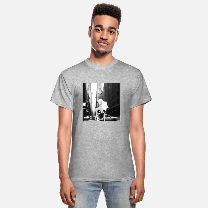 A model walking in the big city (blac n' whit v.)