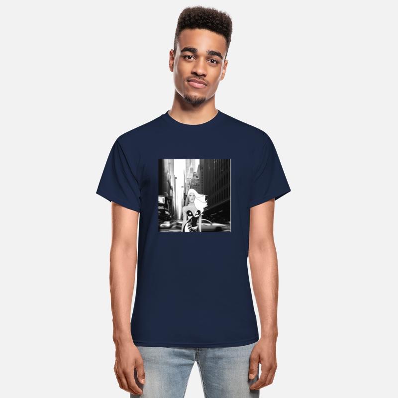 A model walking in the big city (blac n' whit v.)