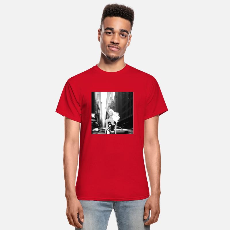 A model walking in the big city (blac n' whit v.)